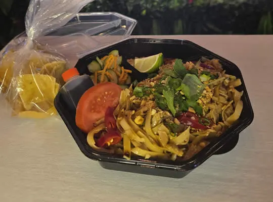 Bento met gewokte noodles om af te halen