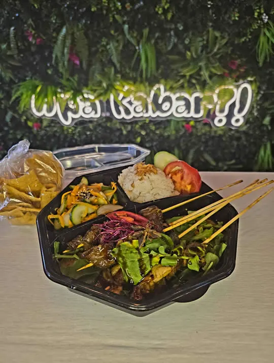 Koco Bistro bento box met saté, rijst en atjar